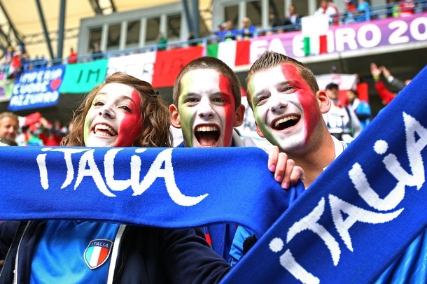 Màu cờ sắc áo của CĐV tuyển Ý.